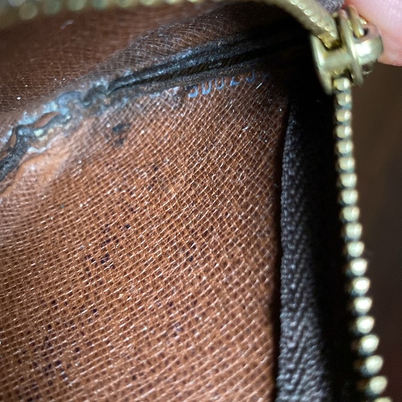 Louis Vuitton Monogram Key Pouch - Picture 16 of 16